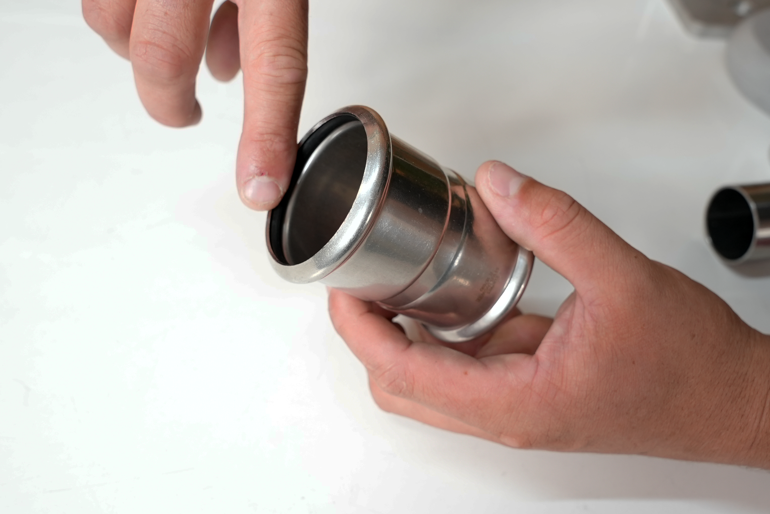 checking the sealing ring